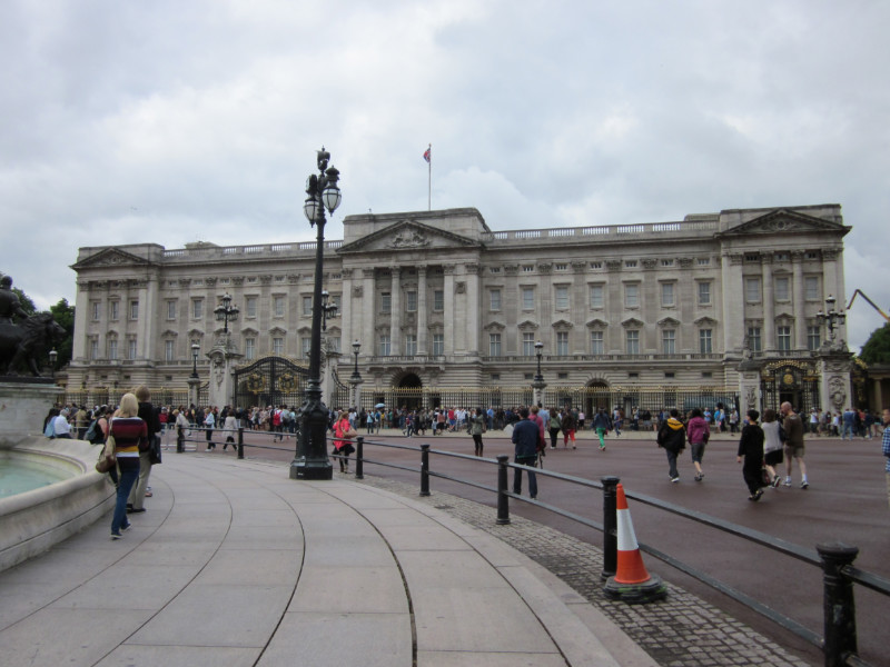 Sketching Buckingham Palace How prompts thoughts on how much detail to write into a story